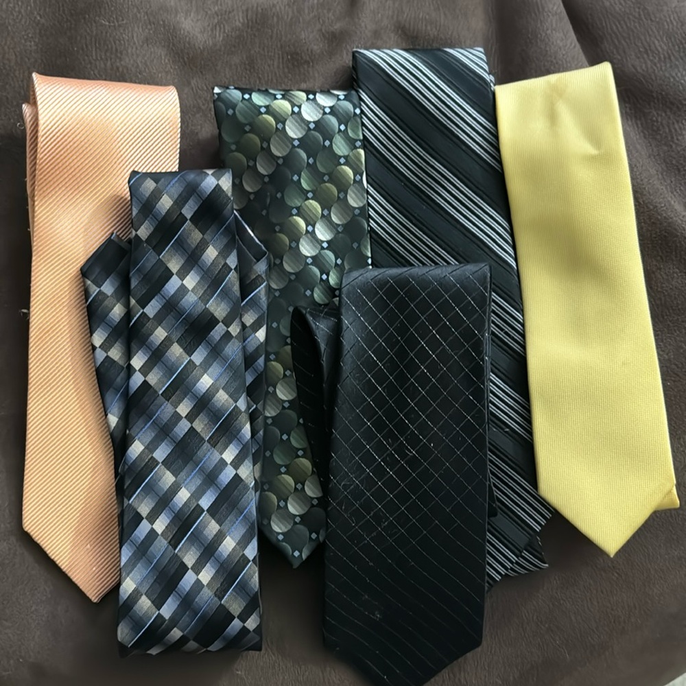 Variety of ties Van Heusen and Geoffrey Beene Black Yellow Peach Green Blue